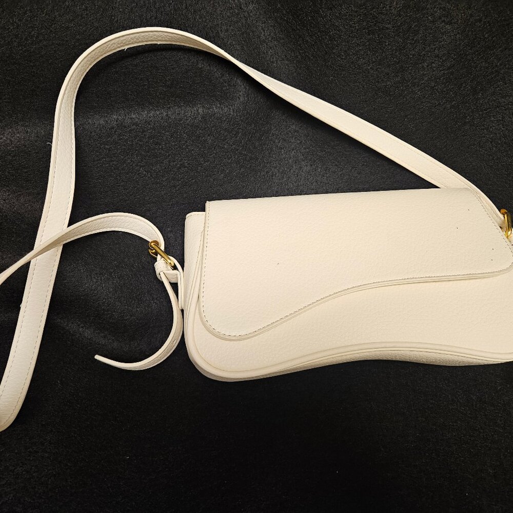 White Purse With shoulder strap